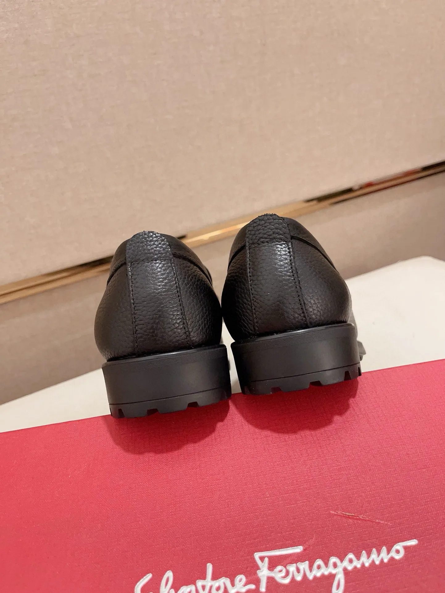 Men's shoes💰: 560💰 High version Ferragamo quality! 🆕🆕Exclusive hot-selling products in stock🔥🔥New products on the shelves, high-quality shoes, high-end driving shoes, with complete packaging! 💪 💪 Material: imported patented cowhide 🐂 + imported high-quality water-dyed cowhide lining + wear-resistant outsole 👍🏻👍🏻 Features: high-end and comfortable, purely handmade 🚀 🚀 Create the perfect shoes that suit you best 🔥 🔥 Size: (38-44) Can be customized 45 non-returnable!